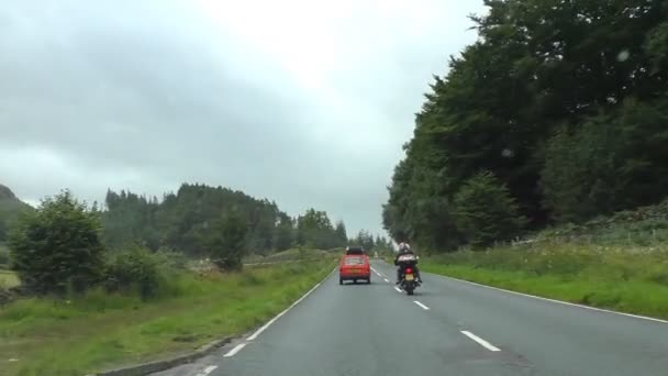 Reliant Robin, coche de tres ruedas conduciendo en Inglaterra — Vídeos de Stock