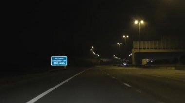 M62 karayolunun gece İngiltere'de sürüş.