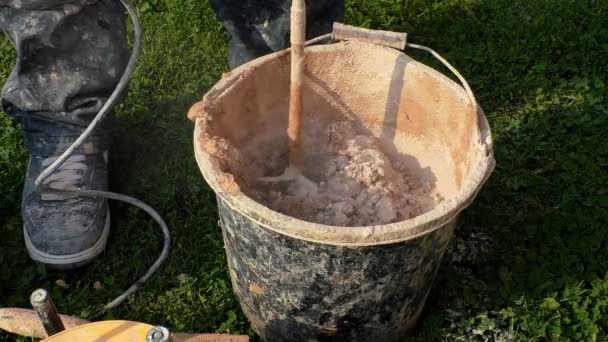 Gesso preparando mistura de gesso para reboco — Vídeo de Stock