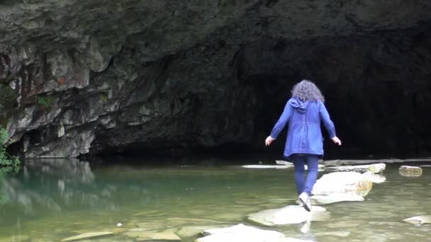 Kvinna att utforska grottan — Stockvideo