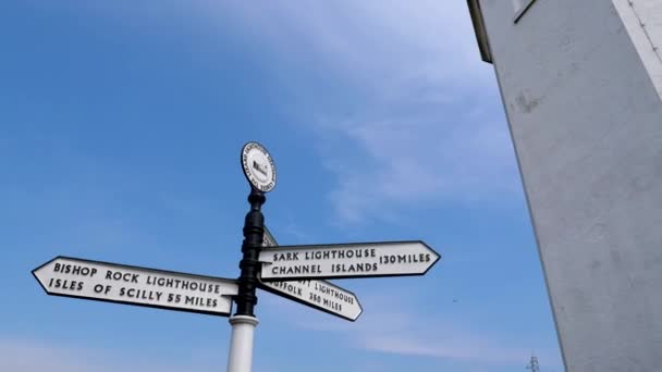 Low Angle View Direction Signpost Distance Lighthouses White Tower Lizard — Stock Video