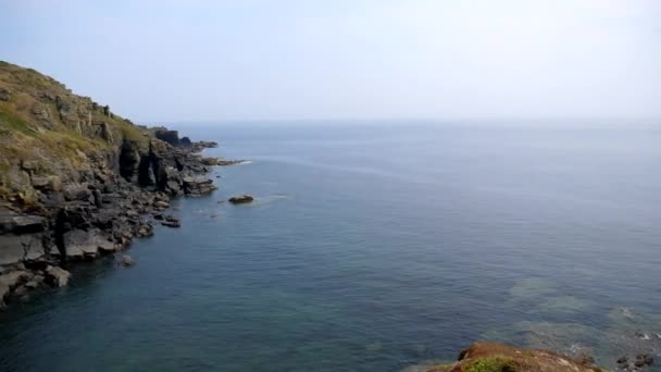 Panorámica Desde Mar Hasta Coloridos Acantilados Lizard Point Cornwall Reino — Vídeos de Stock