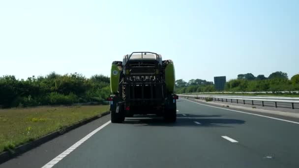 Utsikt Från Bil Efter Stor Gård Fordon Kör Långsamt Motorvägen — Stockvideo