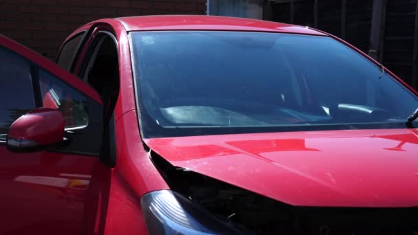 Trabajador Taller Reparación Automóviles Cambiando Parabrisas Agrietado Parabrisas Coche Rojo — Vídeo de stock