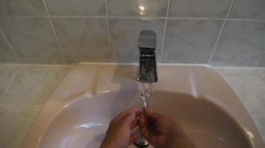 Banyoda yıkanan kadın ellerine kişisel bakış açısı.