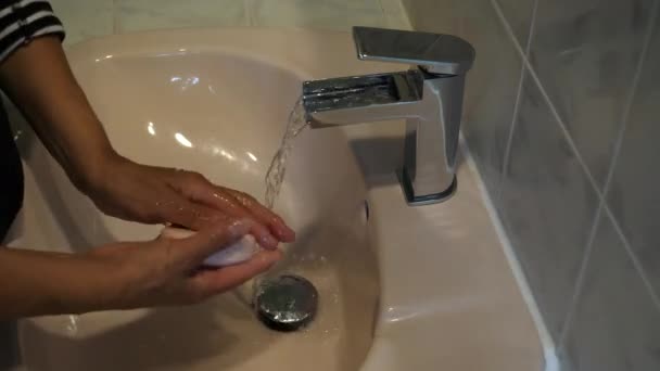 用肥皂棒洗手的妇女侧视图 仅限手 — 图库视频影像