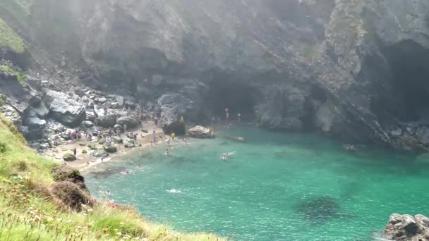 Lidé Plavou Tyrkysové Vodě Tintagel Cove Velká Británie Obklopeni Vysokými — Stock video