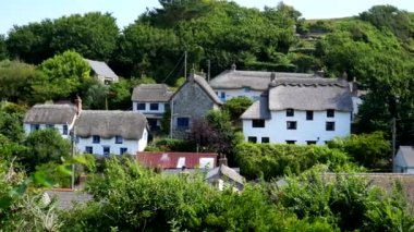 Birleşik Krallık 'ın güneyinde tarihi Cornish balıkçı köyü Cadgwith' in yüksek açılı manzarası.