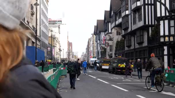 ロンドン イギリス イギリス 2020年11月28日 ソーホーのグレート マールボロ ストリートにあるチューダー様式の自由の建物を過ぎた抗議デモの背後にヘルメットをかぶった暴動警察官 — ストック動画