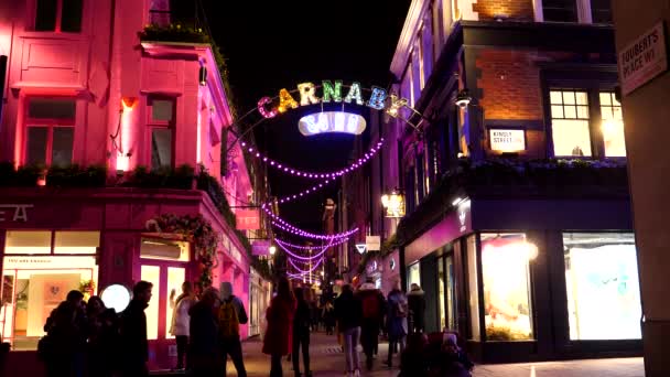 ロンドン イギリス イギリス Circa 2020年11月 夜にソーホー地区の有名なCarnaby Streetショッピングエリア 写真を撮る人々 — ストック動画