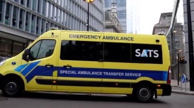 Londra 'nın finans bölgesinde acil durum ışıkları yanıp sönen bir ambulansla Londra, İngiltere, Birleşik Krallık, KINGDOM - CIRCA Kasım 2020.