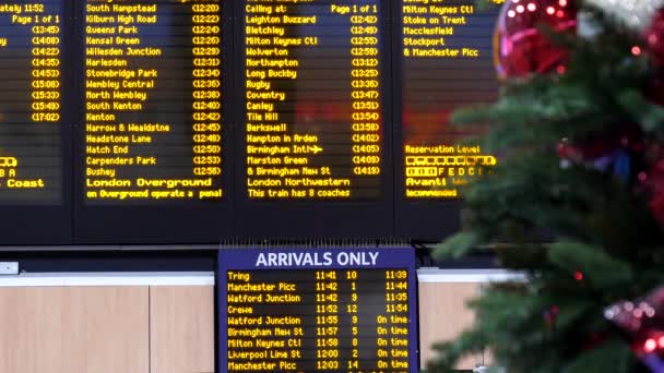 Londyn Euston Stacja Kolejowa Przyjazdu Pokładzie Odjazdu Boże Narodzenie Nowy — Wideo stockowe