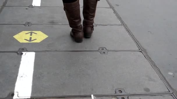 伦敦城市中穿着长靴的女性在人行道上行走的镜头 标志着她在社会上的疏远 防护面罩躺在肮脏的人行道上 — 图库视频影像
