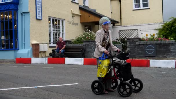 Cardigan Wales United Kingdom Circa Septembrie 2020 Femeie Vârstă Rollator — Videoclip de stoc