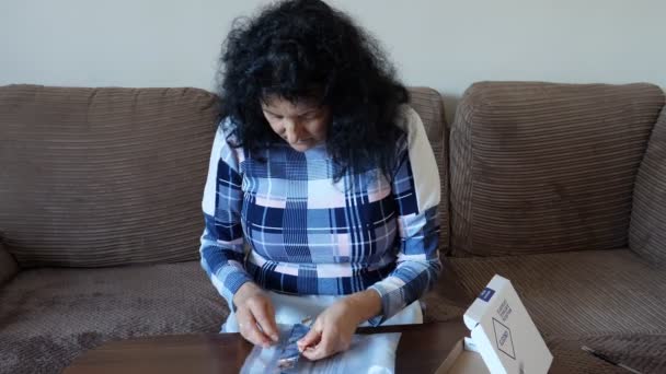 Starší Žena Sedící Doma Pohovce Právě Udělala Koronavirus Covid Vlastní — Stock video