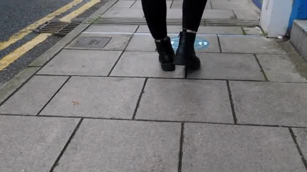 Zadní Pohled Ženské Nohy Kráčející Chodníku Sociálními Distančními Značkami Během — Stock video