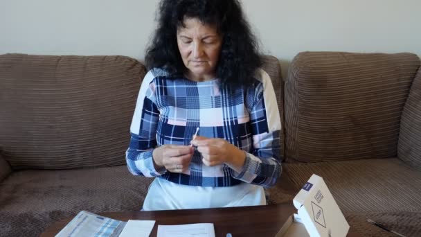 Mujer Madura Sentada Sofá Casa Haciendo Autoprueba Del Coronavirus Covid — Vídeo de stock