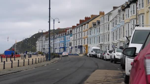 Rij Van Felgekleurde Huizen Aan Welshe Badplaats Aberystwyth Promenade Bewolkte — Stockvideo
