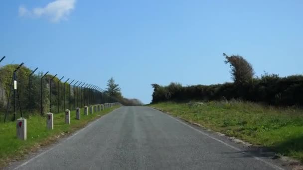 Guidando Lungo Alta Recinzione Filo Spinato Una Giornata Sole Muro — Video Stock