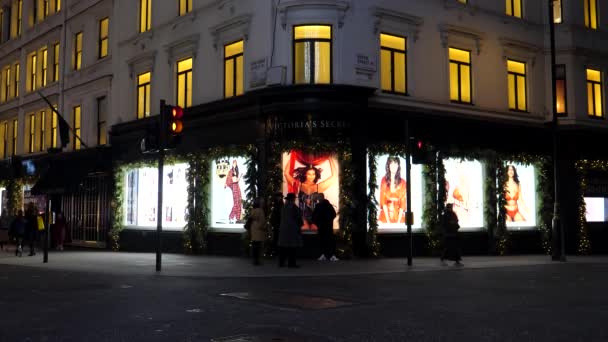 ロンドン イギリス イギリス 2020年11月28日 警察バンなどの交通機関が有名なビクトリア州の秘密のアメリカのランジェリー 美容チェーン店を通過夜 — ストック動画