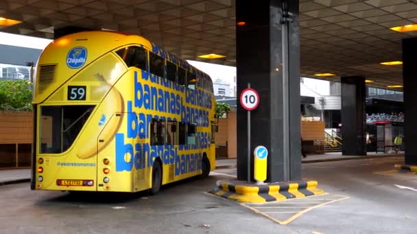 Londres Reino Unido Circa Noviembre 2020 Autobús Color Amarillo Publicitario — Vídeo de stock
