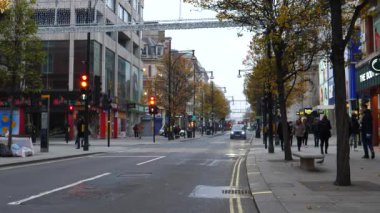 Londra, İngiltere, BİRLİK KINGDOM - CRCA Kasım 2020: Sonbaharda ünlü Oxford caddesinin manzarası, insanlar alışveriş yapıyor, taksiler kavşaktan geçiyor.