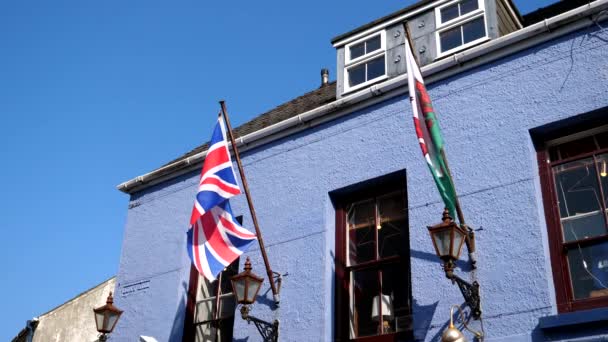 Χαμηλή Γωνία Άποψη Των Δύο Σημαίες Μεγάλη Βρετανία Και Την — Αρχείο Βίντεο
