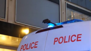 Gece bazı binaların camlarına mavi polis acil durum ışıklarını yakın..