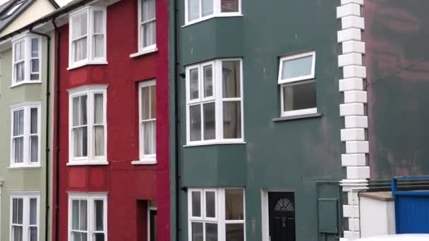 Lento Panning Mostrando Casas Coloridas Cidade Costeira Galesa Aberystwyth — Vídeo de Stock