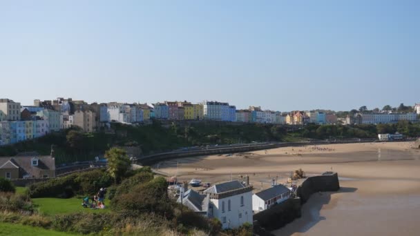 Vista Panorámica Las Personas Que Relajan Balneario Galés Tenby Amplia — Vídeo de stock