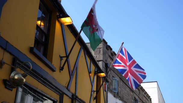 Βρετανική Ένωση Jack Και Ουαλικές Σημαίες Που Φέρουν Κίτρινο Στυλ — Αρχείο Βίντεο