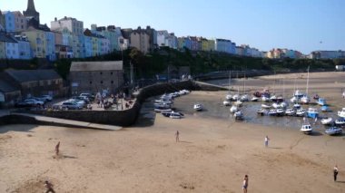 Sahilde uçan disk ya da frizbi oynayan insanların yüksek açılı görüntüsü, el kamerası..