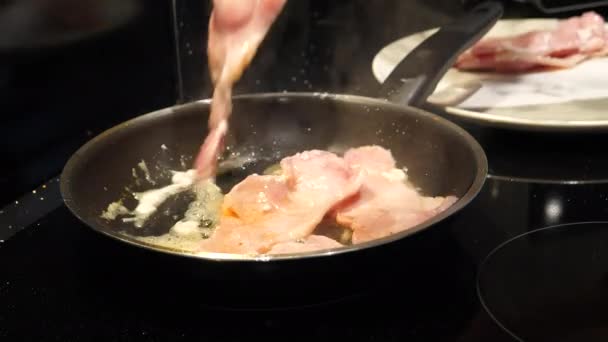 Närbild Händer Med Gaffel Och Kniv Vända Över Bacon Rashers — Stockvideo