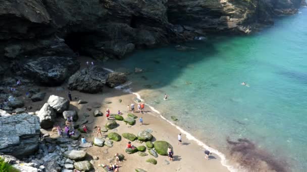 Vista Aérea Las Personas Que Relajan Playa Tintagel Cerca Cueva — Vídeo de stock