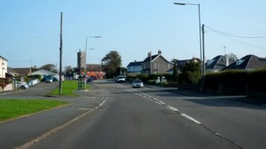 STEYNTON, WALES, UNITED KINGDOM - CIRCA EPTEMBER, 2020: Otomobil ön cam manzarası A4076 'yı kullanıyor, bölge boyunca ana yol ve kavşaktaki kırmızı renkli barlara yaklaşıyoruz..