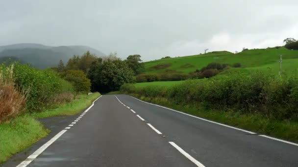 ウェールズの山岳地帯でA470道路を運転する車のフロントガラスビュー 森に入る — ストック動画