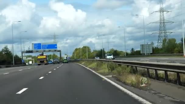 マンチェスター イギリス イギリス Circa 2020年9月 セールウォーターパーク付近で高速道路M60を時計回りに運転する車のフロントビュー — ストック動画