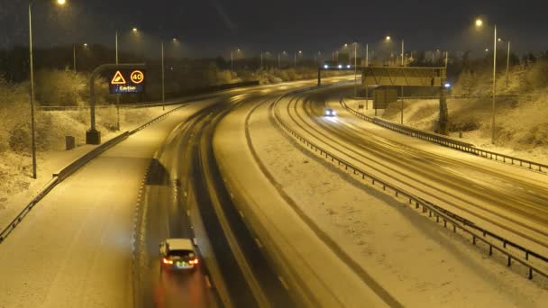 Geceleri Manchester Kar Yağıyor Kavşaktaki Akıllı Otoyol M60 Yüksek Açılı — Stok video