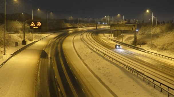 M60高速道路 マンチェスターリング道路の高角度ビューの夜 イングランド北西部ではめずらしい雪です — ストック動画