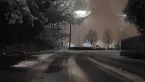 Carro Para Brisas Vista Dirigindo Noite Neve Passando Carro Patrulha — Vídeo de Stock