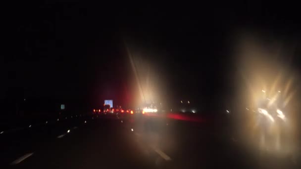 Punkt Widzenia Kierowcy Pov Jadący Nocą Autostradą Anglii Olśniewające Reflektory — Wideo stockowe