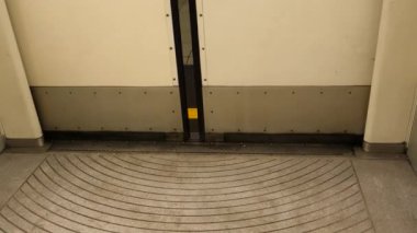 Yeraltı veya metro kapısı açılıp kapanıyor..