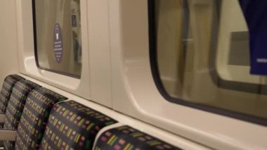 Diğer tren yer altı vagon penceresinden görüldü. Soyut seyahat konsepti, el kamerası..