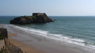 Küçük St Catherine adasının yüksek açılı manzarası ve Tenby, Güney Galler, İngiltere 'deki Castle plajındaki uzak insanlar..