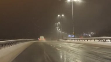 Kışın geceleyin Barton High Level Köprüsü 'nde Büyük Manchester çevre yolu M60' ta araba sürerken.