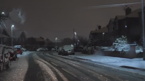 Salford Greater Manchester United Kingdom Circa 2021年1月 住宅街の冬の夜に運転 雪に覆われた家 イングランド北西部の冬の雪が降るたびに — ストック動画