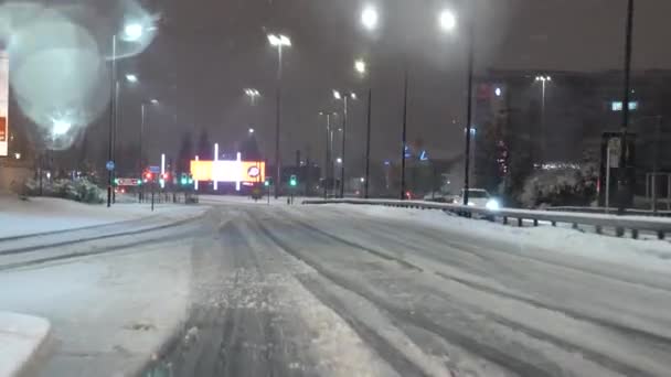 マンチェスター イギリス Circa 2021年1月 冬のトラフォードセンター近くの夜に雪道を運転する 雪はイギリスの北西部では珍しくなりました 車のフロントガラスビュー — ストック動画