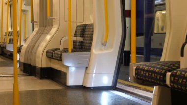 Yeraltı ya da metro vagonu iç görünümü, trenin açık vagon kapısından geçmesi..