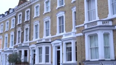 Londra Chelsea bölgesindeki güzel sarı tuğlalı ev terası..