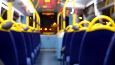 Çift katlı otobüsün içindeki neredeyse tüm boş koltuklar gece yolculuk ederken soyut..